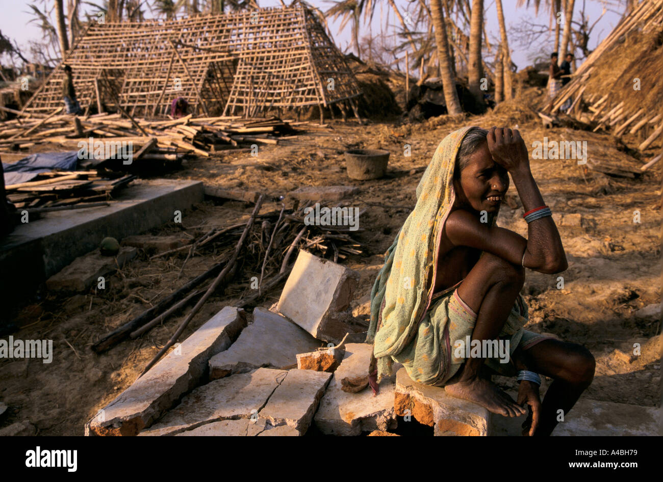Ein neues Dach ist fast fertig, wie Dorfbewohner in Erasma Reparatur Häuser zu blockieren, aber haben einen langen Weg vor uns November 1999 Stockfoto