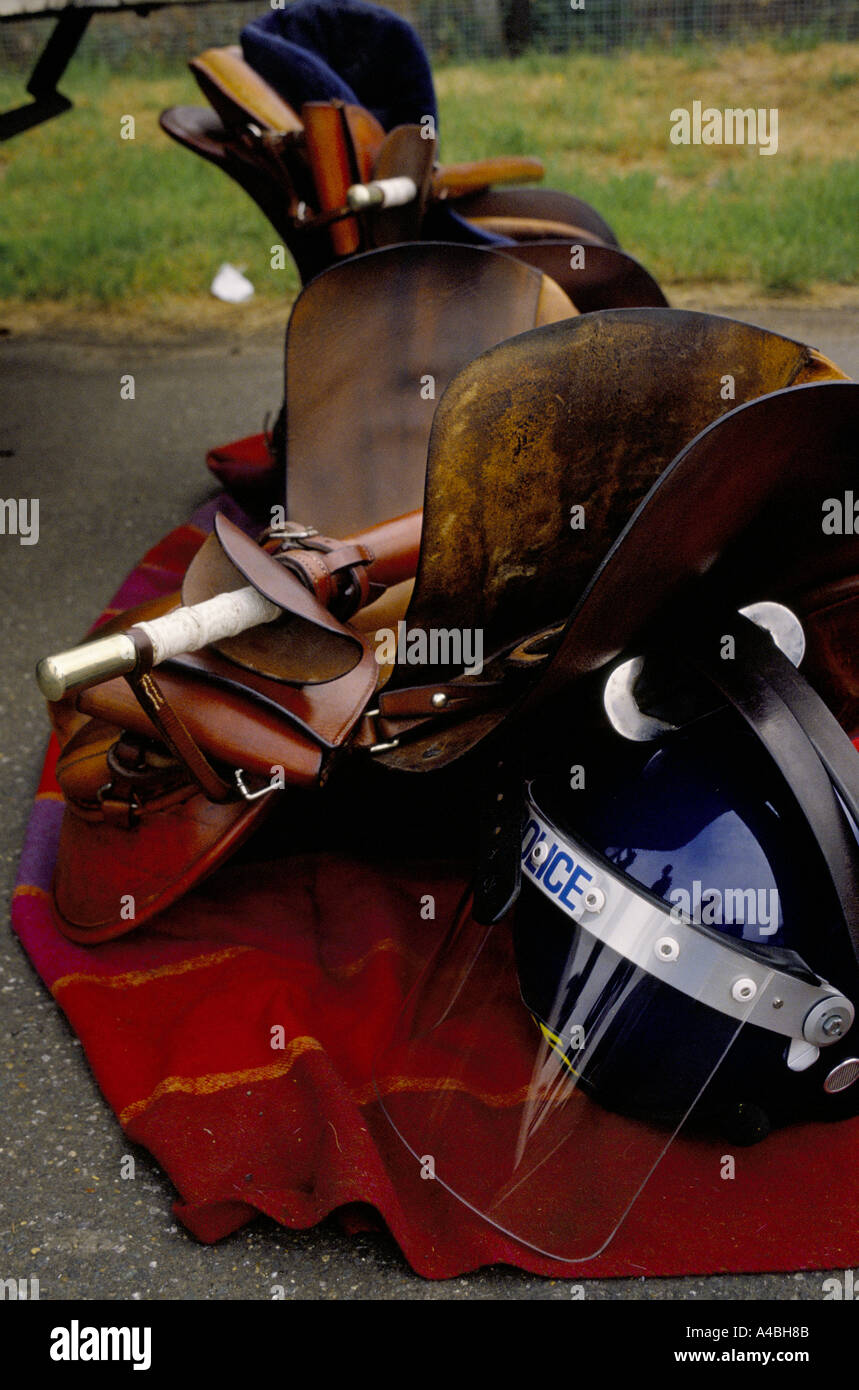 "POLIZEI-PFERDE-AUSBILDUNG", REITEN KIT UND EINER POLIZEI HELM UND BATON, 1990 Stockfoto