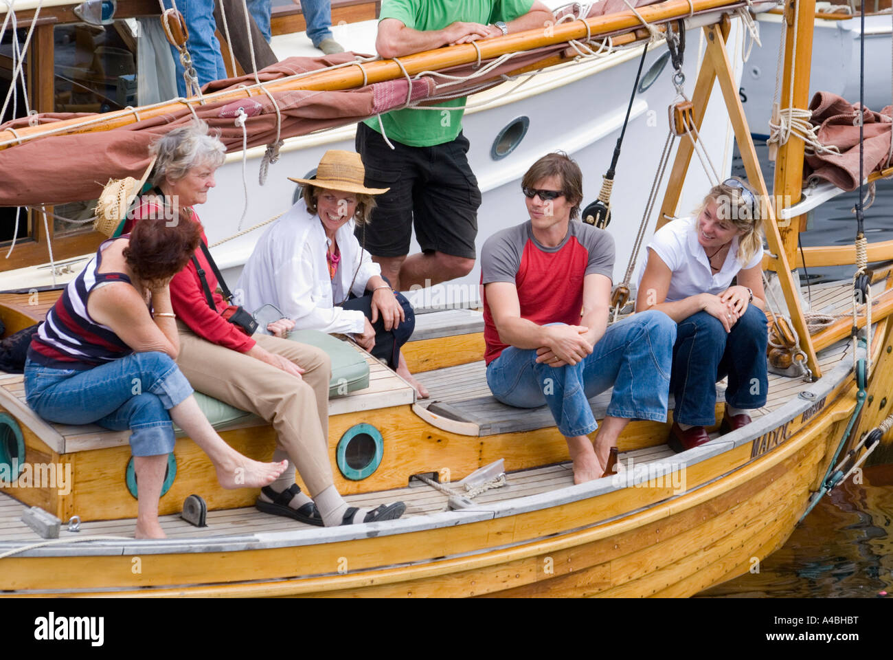 Familie unterhalten auf dem Deck eines Bootes auf dem australischen hölzernen Boot Festival 2007 Stockfoto