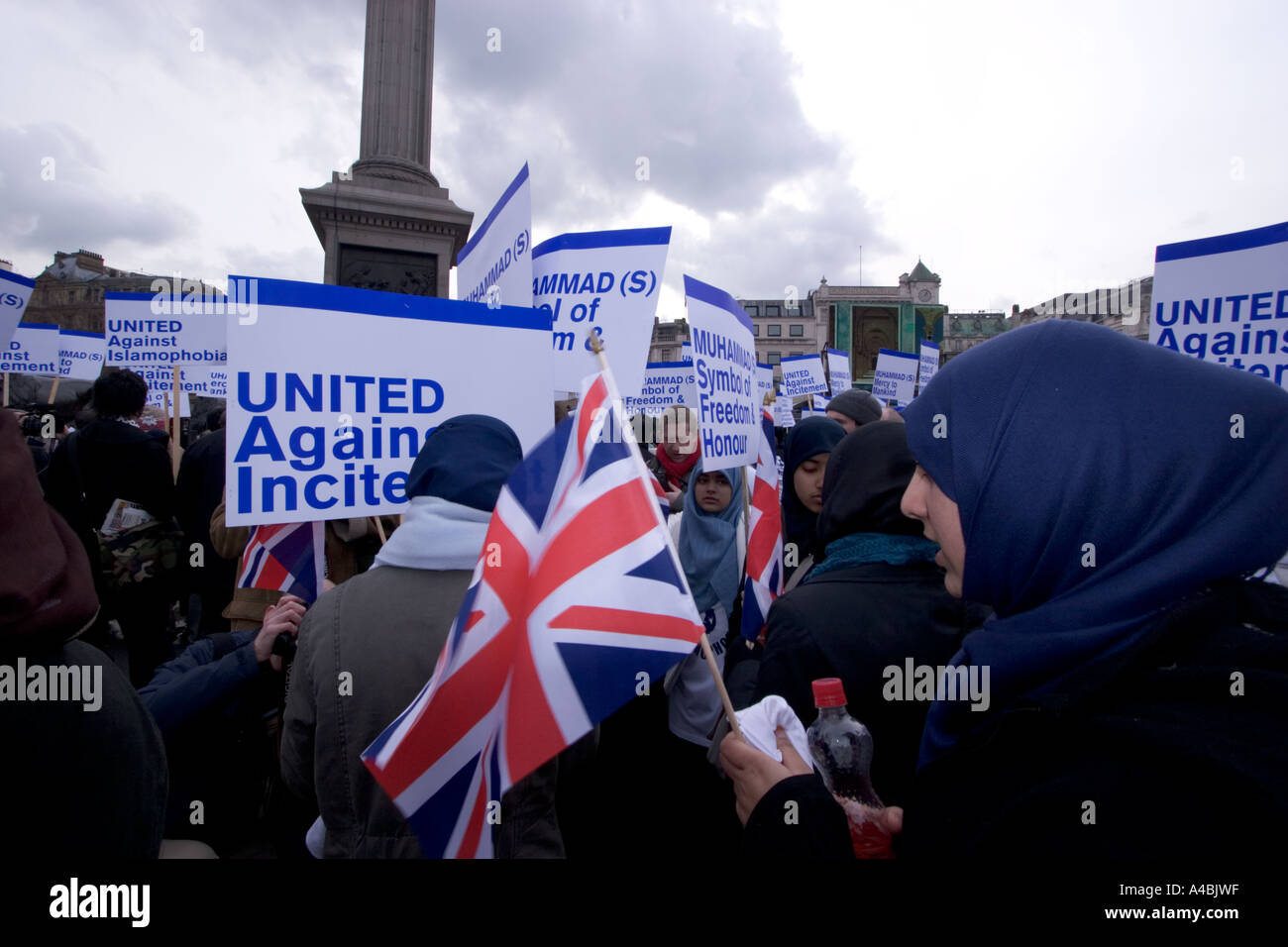 islamische Demonstranten treffen sich auf dem Trafalgar-Platz und demonstrieren über Islamophobie nach der Veröffentlichung des dänischen Cartoons in Jyllands Posten Stockfoto