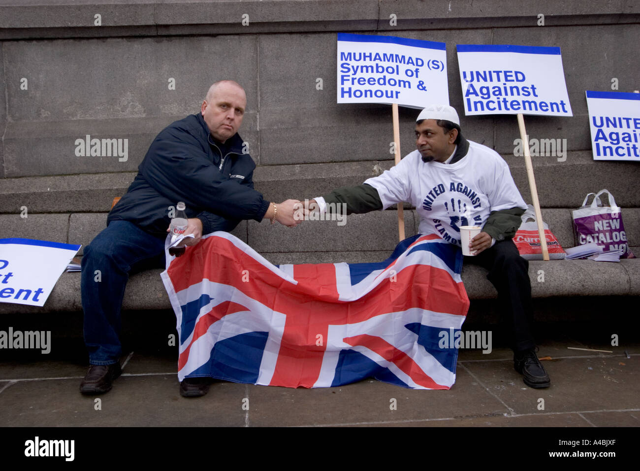 islamische und weiße nationalistische Demonstranten treffen sich auf dem Trafalgar-Platz und demonstrieren über Islamophobie nach dänischem Cartoon in Jyllands Posten Stockfoto
