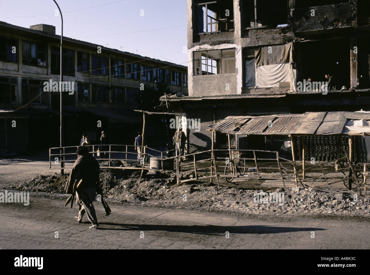 Eine Sammlung von in einer Werkstatt zusammengesetzten Beinprothesen aus dem Jahr 1992, die verschiedene Fertigungsphasen zeigen. Stockfoto