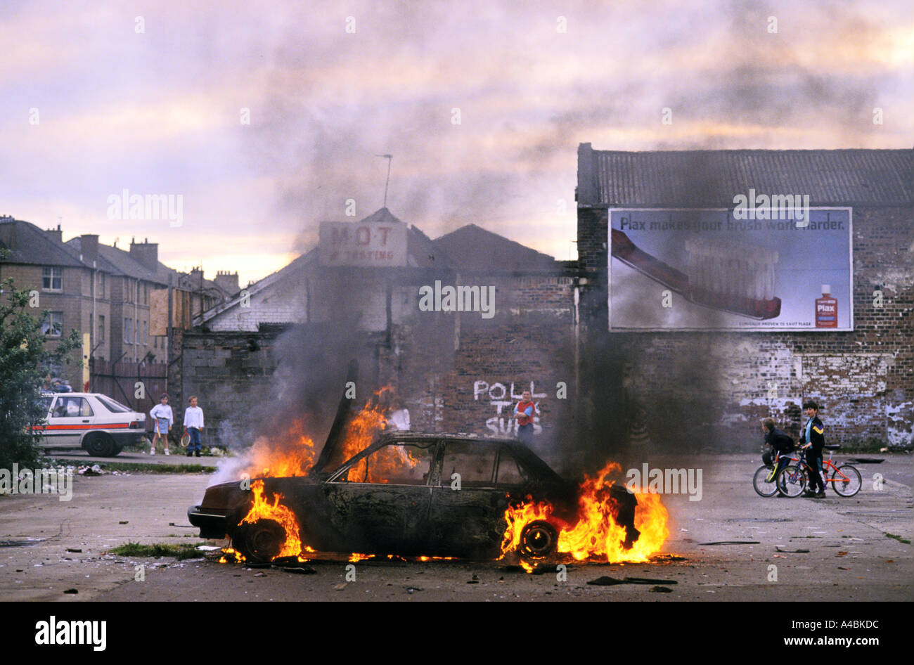 "POSSIL PARK - GLASGOW", EINES DER STADT IST SEHR HERUNTERGEKOMMEN WOHNSIEDLUNGEN. BRENNENDEN AUTO GESTOHLEN VON SINGLEDASEINS, 1996 Stockfoto