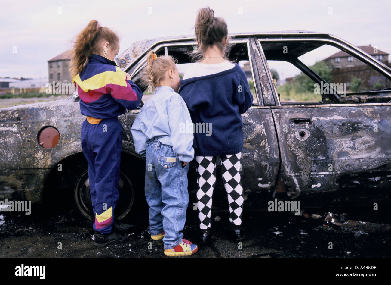 "POSSIL PARK - GLASGOW", EINES DER STADT IST SEHR HERUNTERGEKOMMEN WOHNSIEDLUNGEN. KINDER VON A AUSGEBRANNT AUTO GESTOHLEN VON SINGLEDASEINS, 1996 Stockfoto