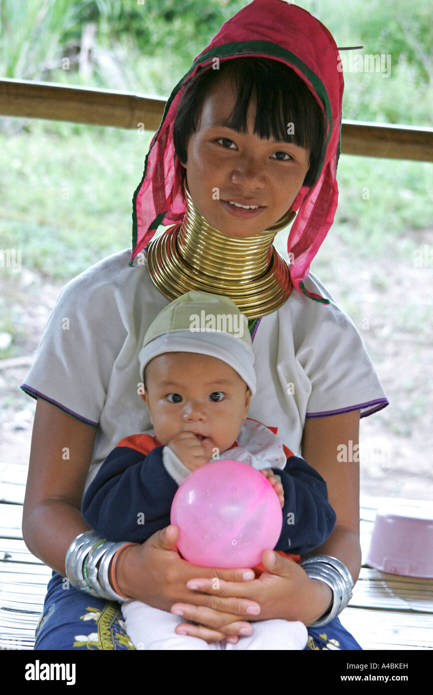 Frau mit Kind Longneck Karen im nördlichen Thailand Chiang Rai Region Stockfoto