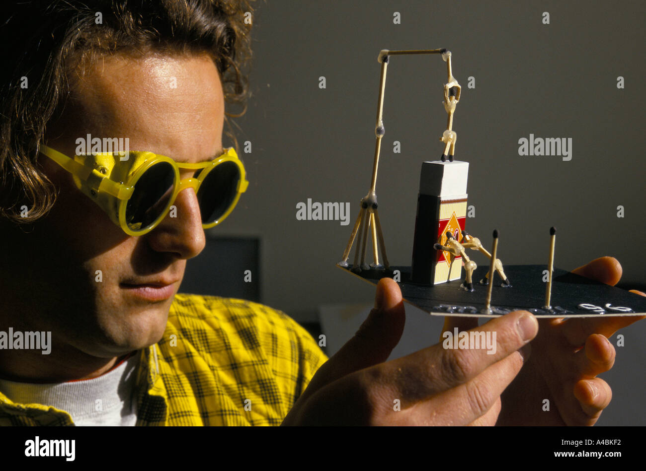 Drama-Schüler arbeiten auf einer Bühne setzen Design-Modell am Liverpool Institute of Performing Arts. Stockfoto