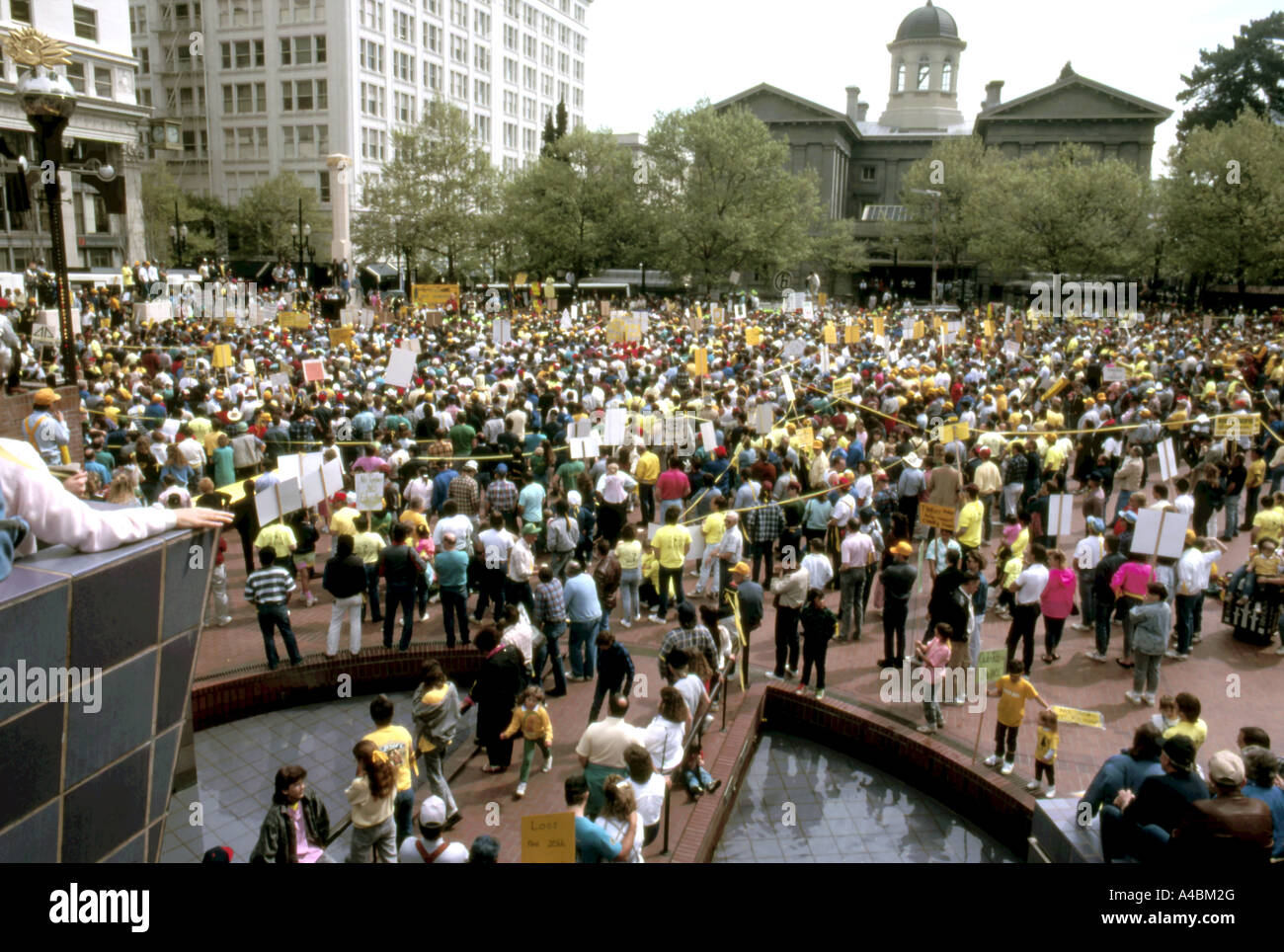 32,973.27100 Menschenmenge Demonstranten an einer friedlichen Demonstration Kundgebung zur Unterstützung des erhöhten Holz logging Ernte, Portland, Oregon Stockfoto