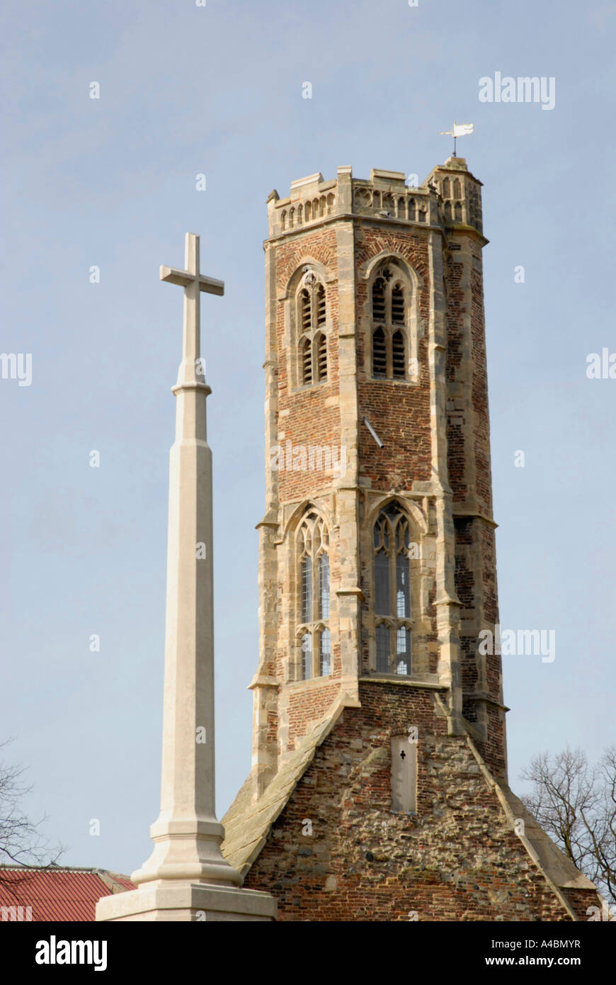 Greyfriars Turm und das Kriegerdenkmal in Tower Gardens, King's Lynn, Norfolk, Großbritannien. Stockfoto