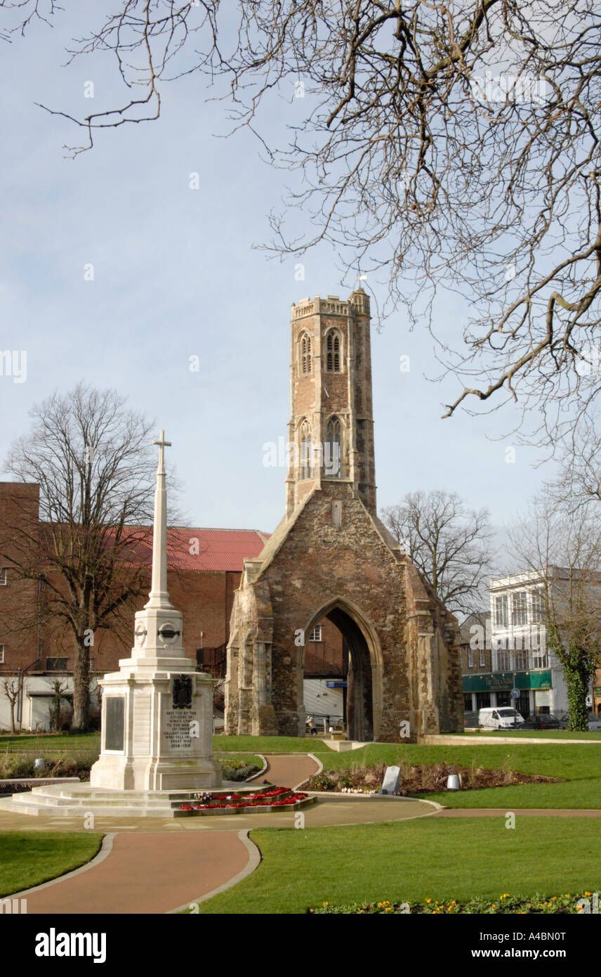 Greyfriars Turm und das Kriegerdenkmal in Tower Gardens,, King's Lynn, Norfolk, Großbritannien