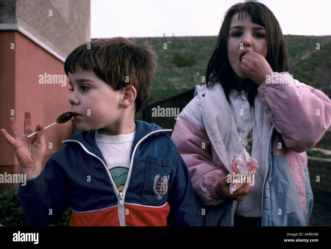 Kinder essen Süßigkeiten von Mobile shop Glasgow Stockfoto