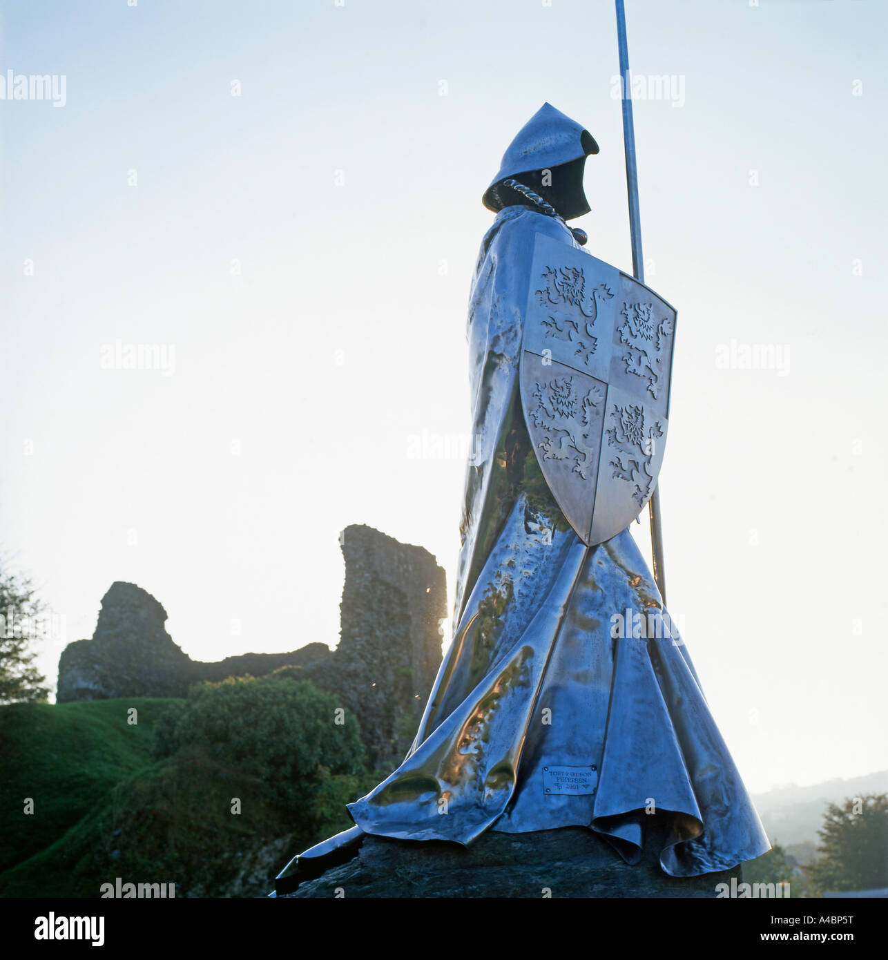 Ap Llewellyn Griffith Kunst Kunstwerk Edelstahl Statue in Llandovery Llandovery Castle in Carmarthenshire West Wales, UK KATHY DEWITT Stockfoto