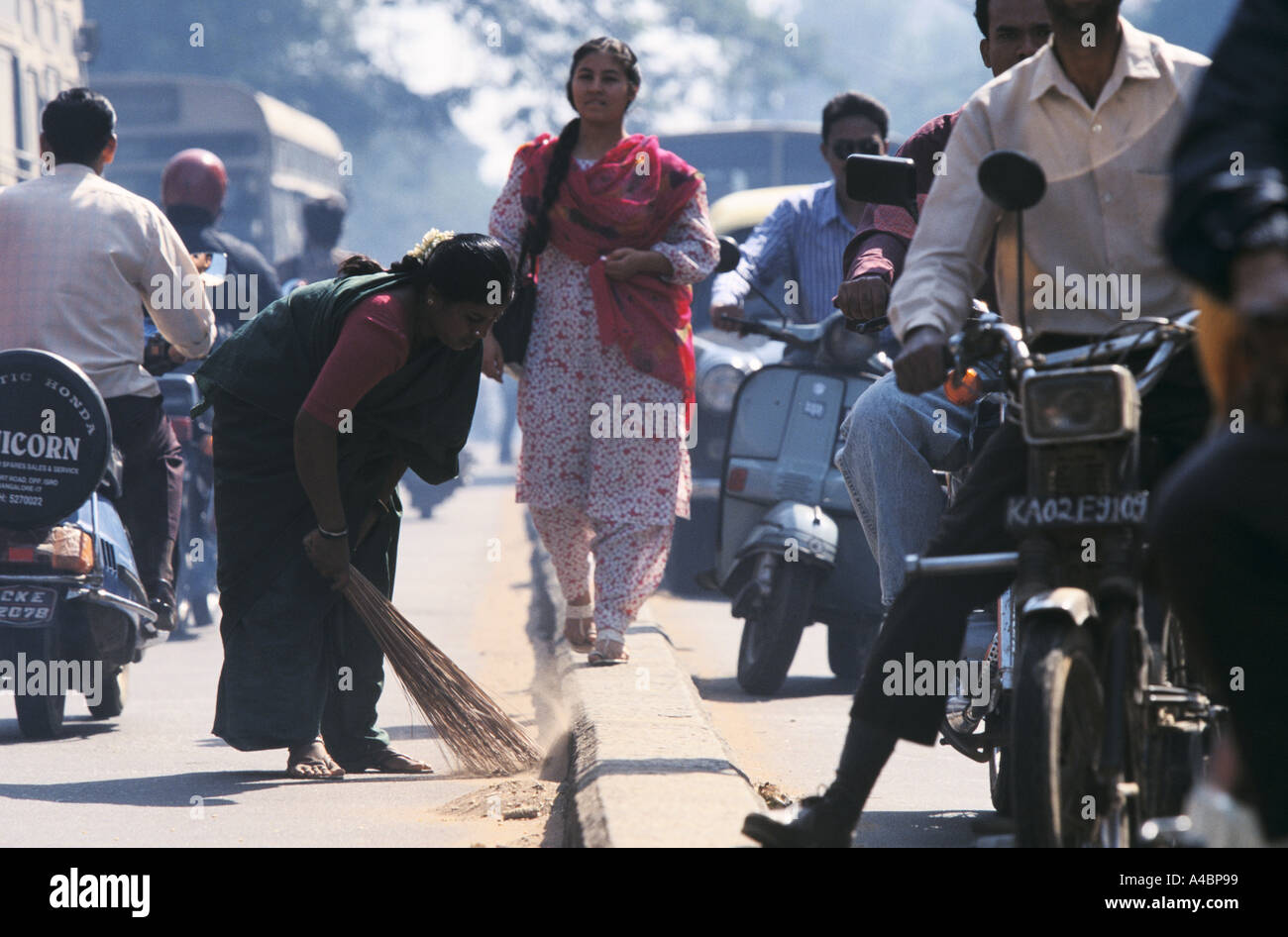 Bangalore Bombay Frauen Kehrmaschinen an einer Straßenkreuzung in Bangalore Indien 1995 Stockfoto