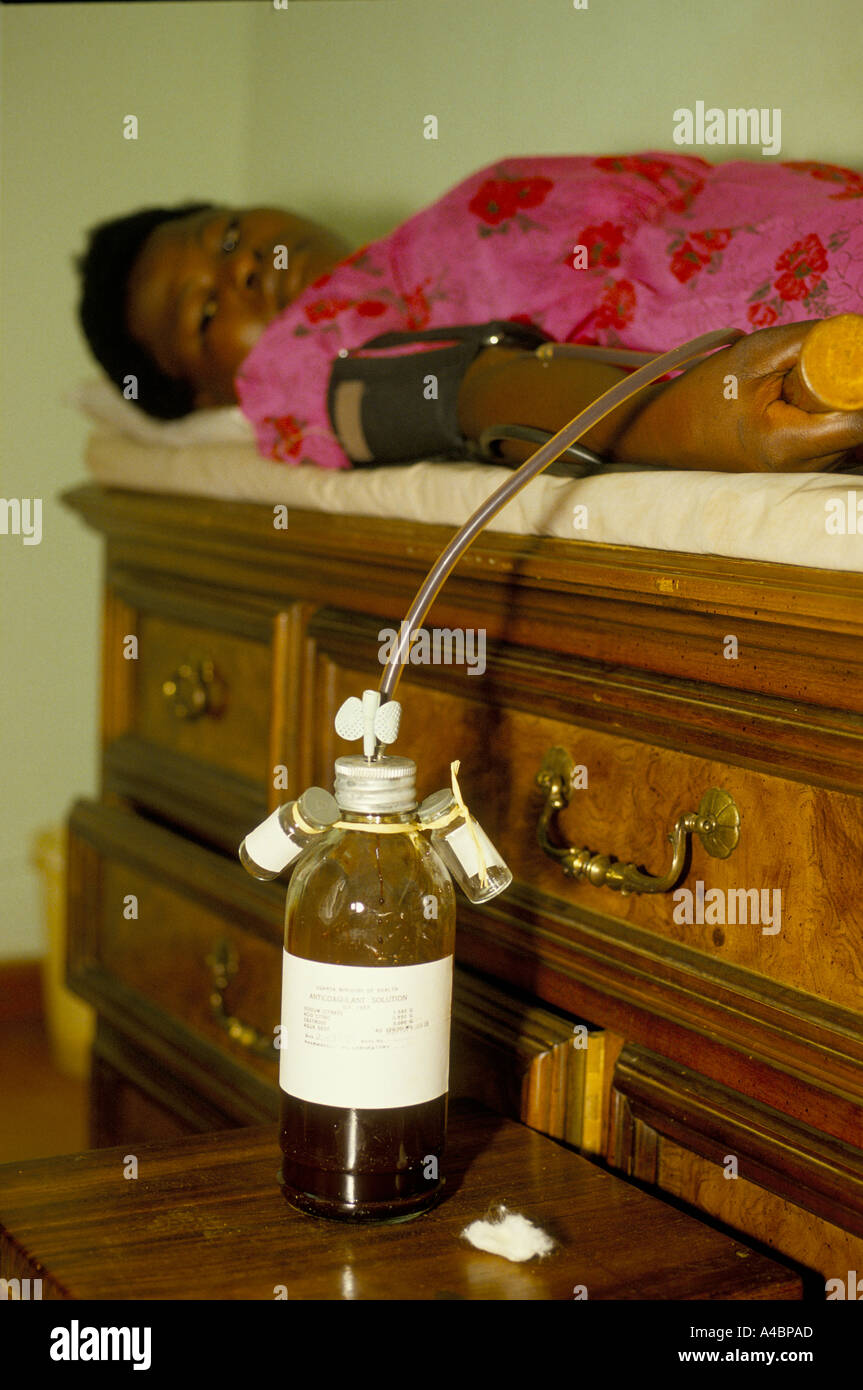 Blut auf AIDS testen, Nsambia Hospital, Uganda, 1987. In Dörfern in der Provinz Rakai, Uganda, wurde zu dieser Zeit eine ganze Generation junger Menschen durch AIDS ausgelöscht. Stockfoto