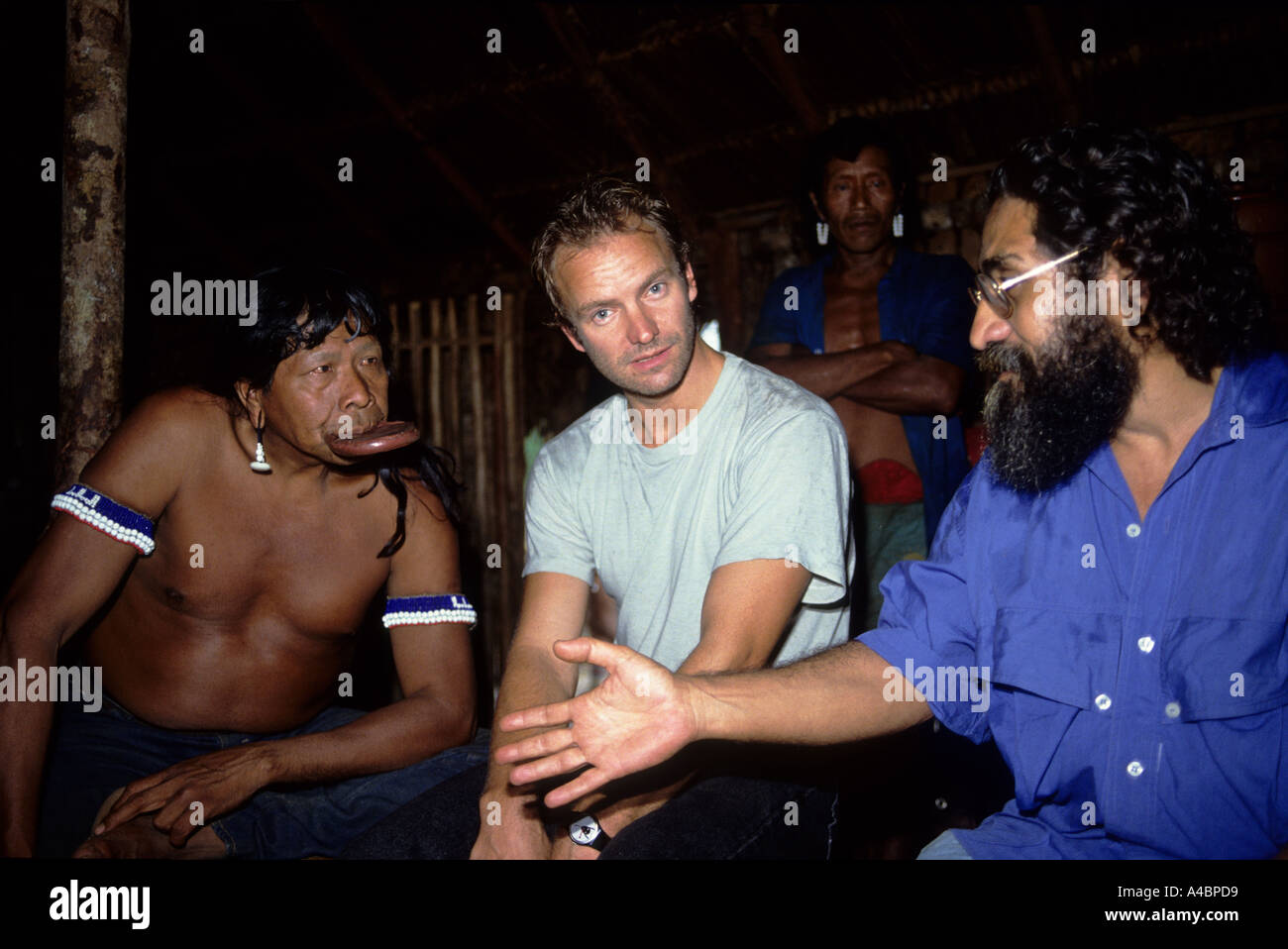 Capoto, Brasilien. Sting mit Chief Raoni von der Megranoti-Kayapo und Olympio Serra; November 1990. Stockfoto