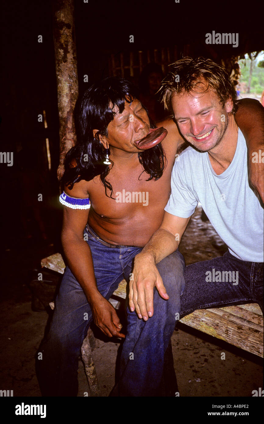 Capoto Dorf; Brazilien. Sting mit Chief Raoni von der Megranoti-Kayapo im November 1990. Stockfoto