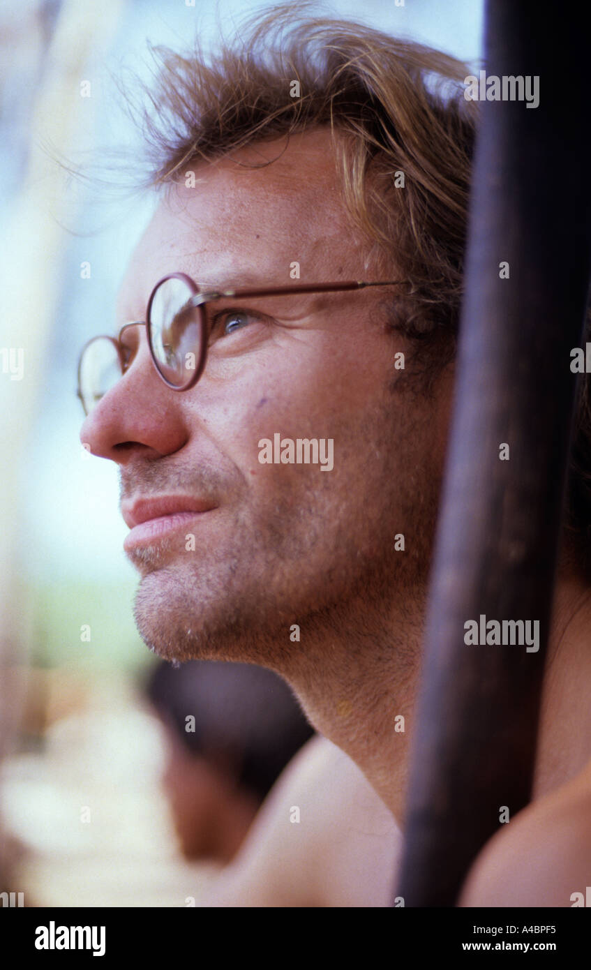 Pavuru Dorf, Brasilien. Stachel im Amazonas mit Brille; Indianerdorf, Xingu Terra Indígena, November 1990. Stockfoto