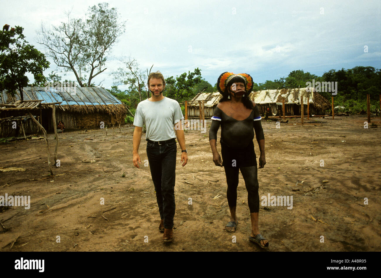 Capoto Dorf, Brasilien. Sting und Chief Raoni des Megranoti-Kayapo, Xingu, Brasilien; November 1990. Stockfoto