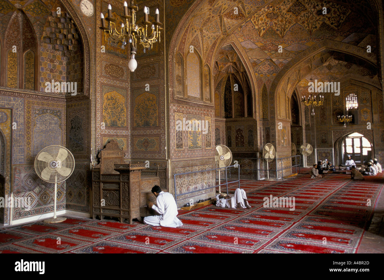 Beten in der aufwendigen Wazir Khan Moschee, Lahore, Pakistan. Stockfoto