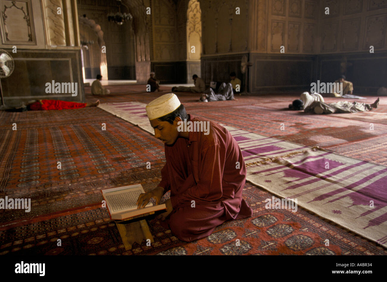 Studium der Koran, ans Gebet an den Badshahi Moschee, Lahore, Pakistan. Stockfoto