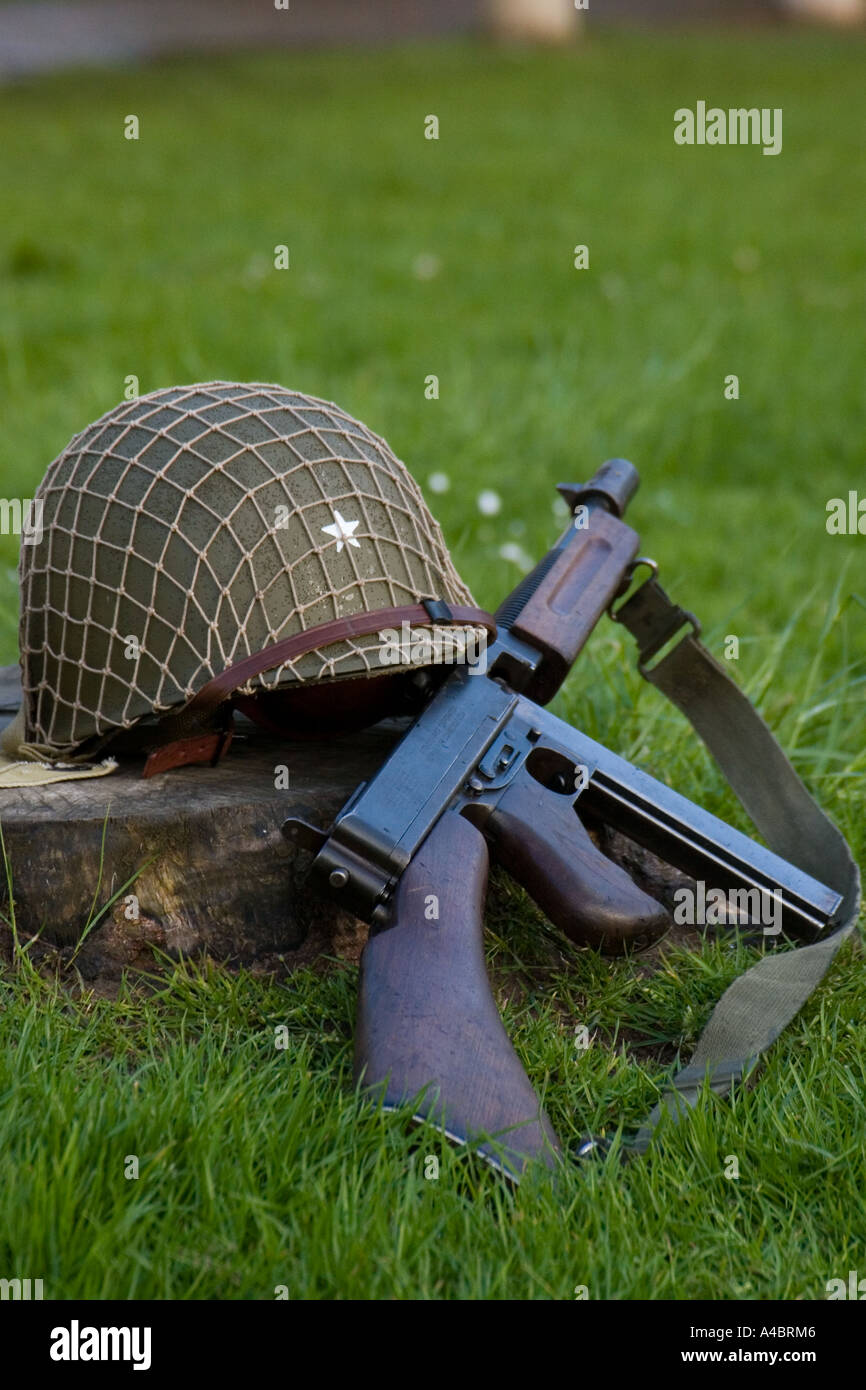 Dem zweiten Weltkrieg uns Armee Helm und Thompson Maschinenpistole Stockfoto