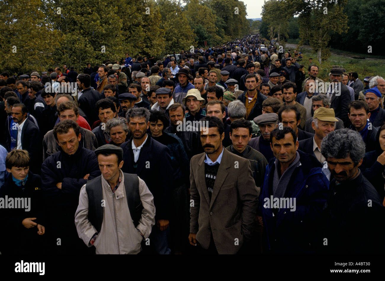 ZUGDIDI BRÜCKE, Zugdidi, Georgien, 1. OKTOBER 1993: Georgische Flüchtlinge, die in Zugdidi der angereist waren, nach der Flucht vor der abchasischen militärischen voraus, in betäubter Ruhe auf dem Zugdidi Seite der Brücke, die die neue Grenze zwischen Georgien und Abchasien Marken stehen und starre auf die Abchasische Tanks. Stockfoto