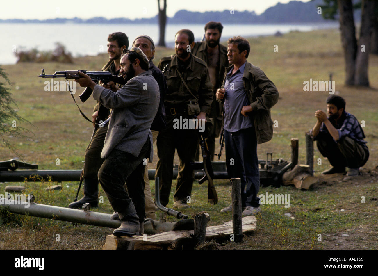 OCHAMCHIRE, Georgien, 29. SEPTEMBER 1993: Gamzakhurdia die Truppen an der Front Küsten Position entspannen. Zwei Tage später verließen sie die Position für die Weiterentwicklung der abchasischen Truppen und Ochamchire war die nächste Stadt zum Vorrücken abchasische Kräfte zu fallen. Stockfoto