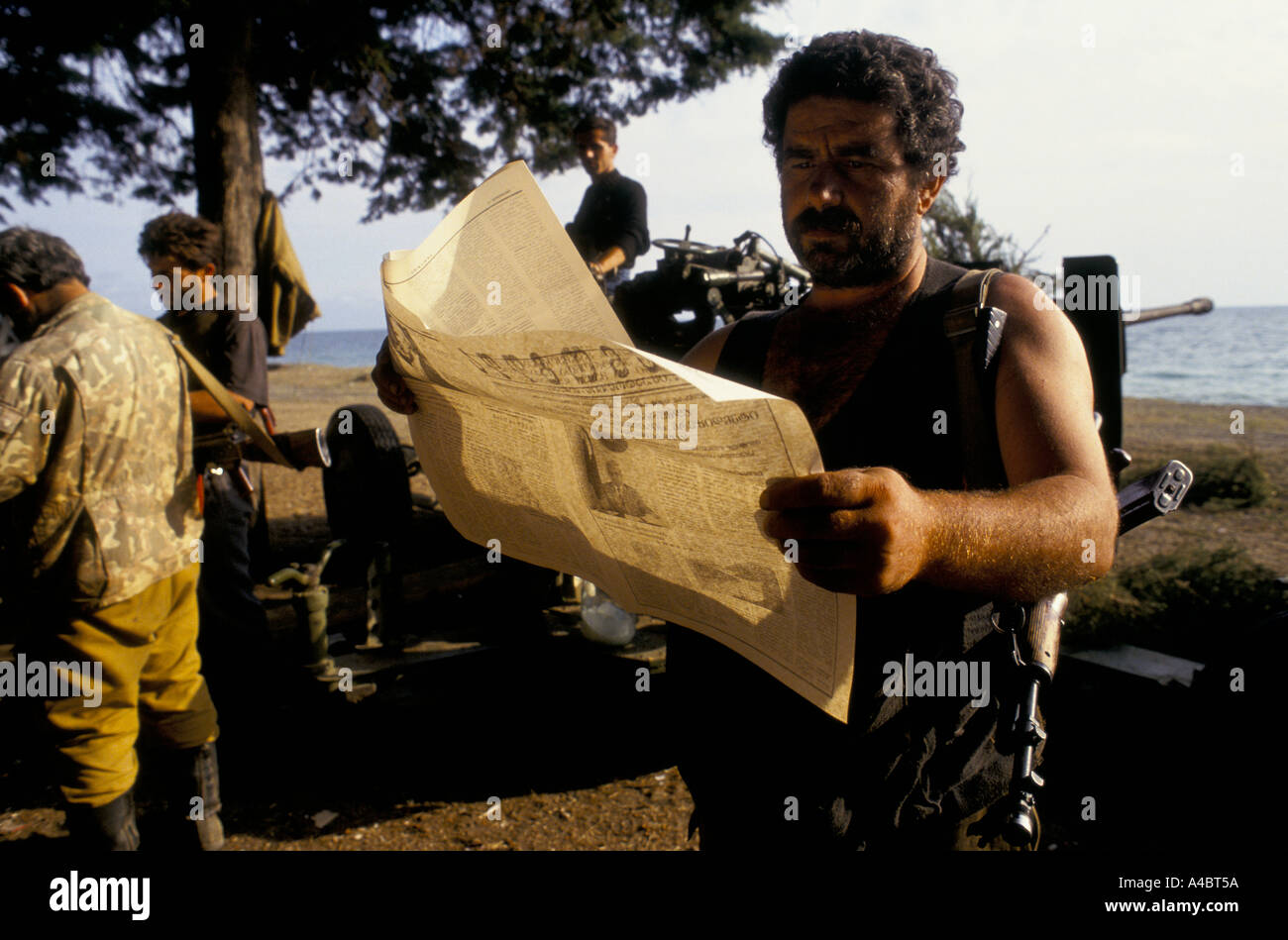 OCHAMCHIRE, Georgien, 29. SEPTEMBER 1993: Gamzachurdia Truppen an der Front position Lesen der neuesten Ausgabe ihrer Zeitung. Zwei Tage später verließen sie die Position für die Weiterentwicklung der abchasischen Truppen und Ochamchire war die nächste Stadt zum Vorrücken abchasische Kräfte zu fallen. Stockfoto