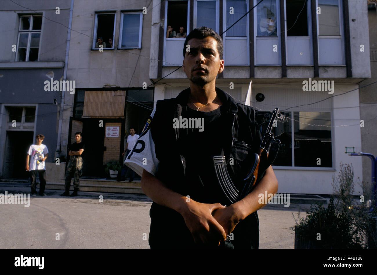 Kroatische neu erfassen der Krajina, Aug 95: ein kroatischer Soldat mit seiner Pistole in Behac - jetzt die Stadt von den Serben zurückerobert ist Stockfoto