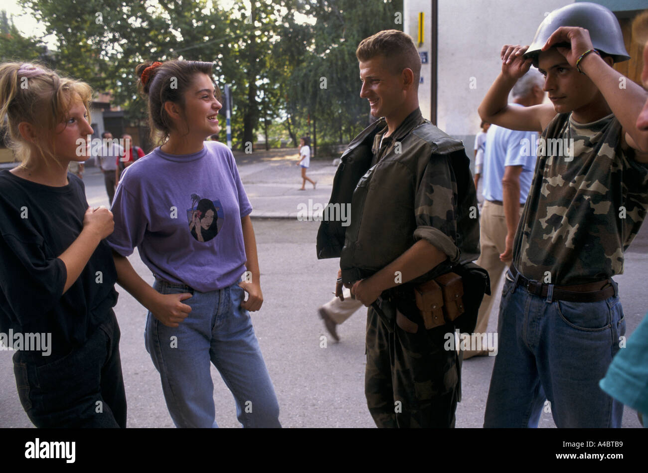 Kroatische neu erfassen der Krajina, Aug 95: Behac Mädchen chatten mit Soldaten jetzt die Stadt von den Serben zurückerobert ist Stockfoto