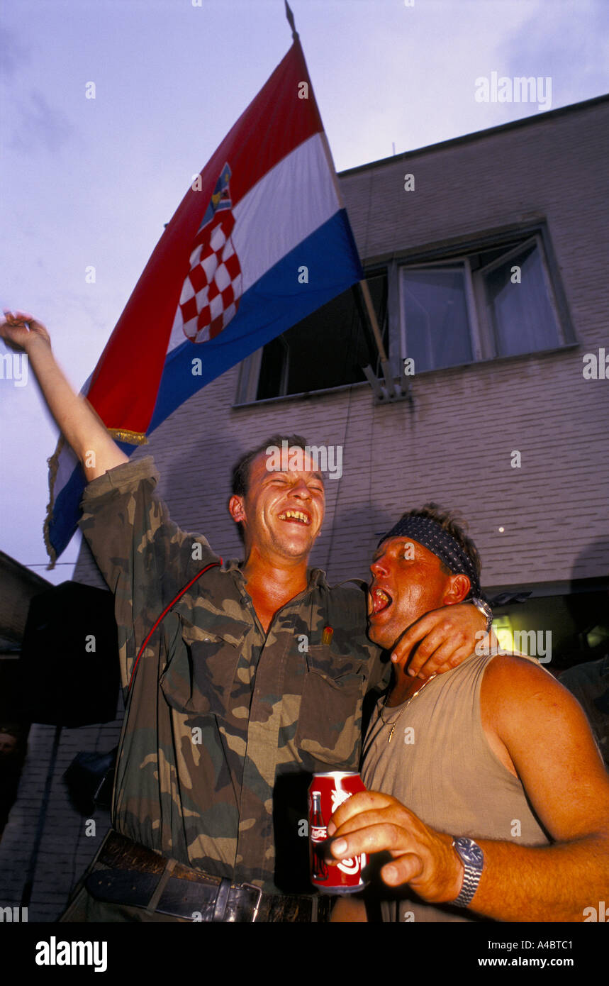Kroatische neu erfassen der Krajina, Aug 95: kroatische Truppen bei Sunja in der Nähe von Petrinja feiern ihren Sieg über die Serben Stockfoto