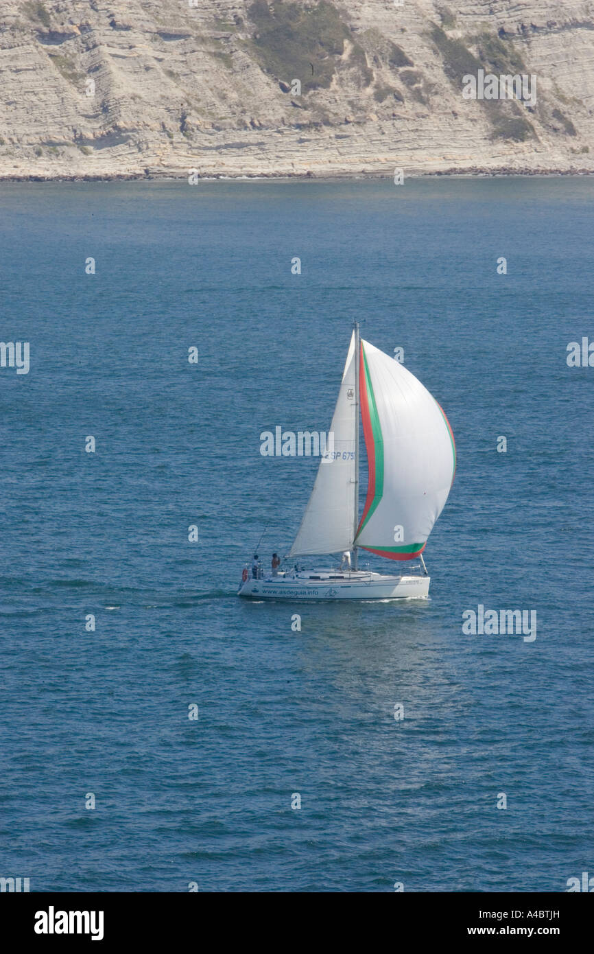 Einsamen weißen Yacht Segeln baskischen Küste außerhalb Port Santurtzi, baskische Küste, Baskenland, Spanien Stockfoto