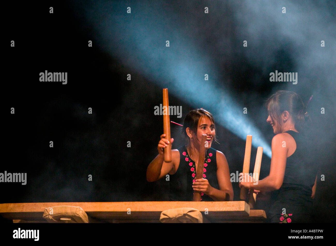 Zwei Musikerinnen tauschen Blicke während des Spielens Txalaparta während Flamenco-Performance, Aste Nagusia Fiesta Bilbao Stockfoto