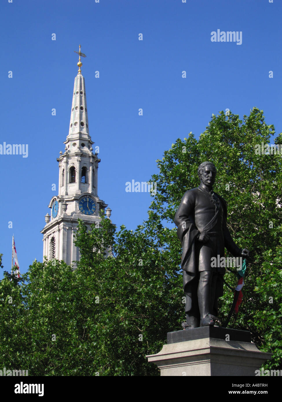St. Martin in die Felder und die Statue von Major General Sir Henry Havelock City of Westminster London UK Stockfoto