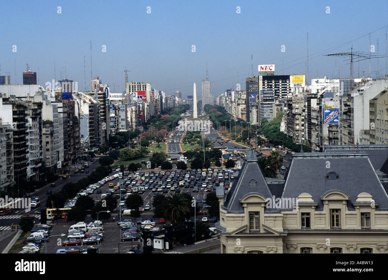 Buenos Aires, Argentinien. Avenida 9 de Julio mit dem Obelisko in der Ferne. Stockfoto