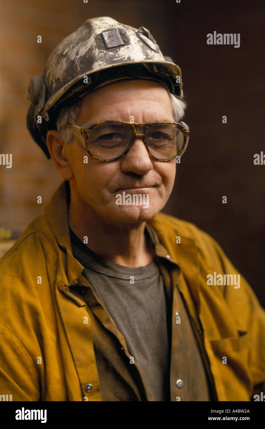 EIN APPLYING BERGMANN MIT HELM NACH SCHICHT. ' Stockfoto