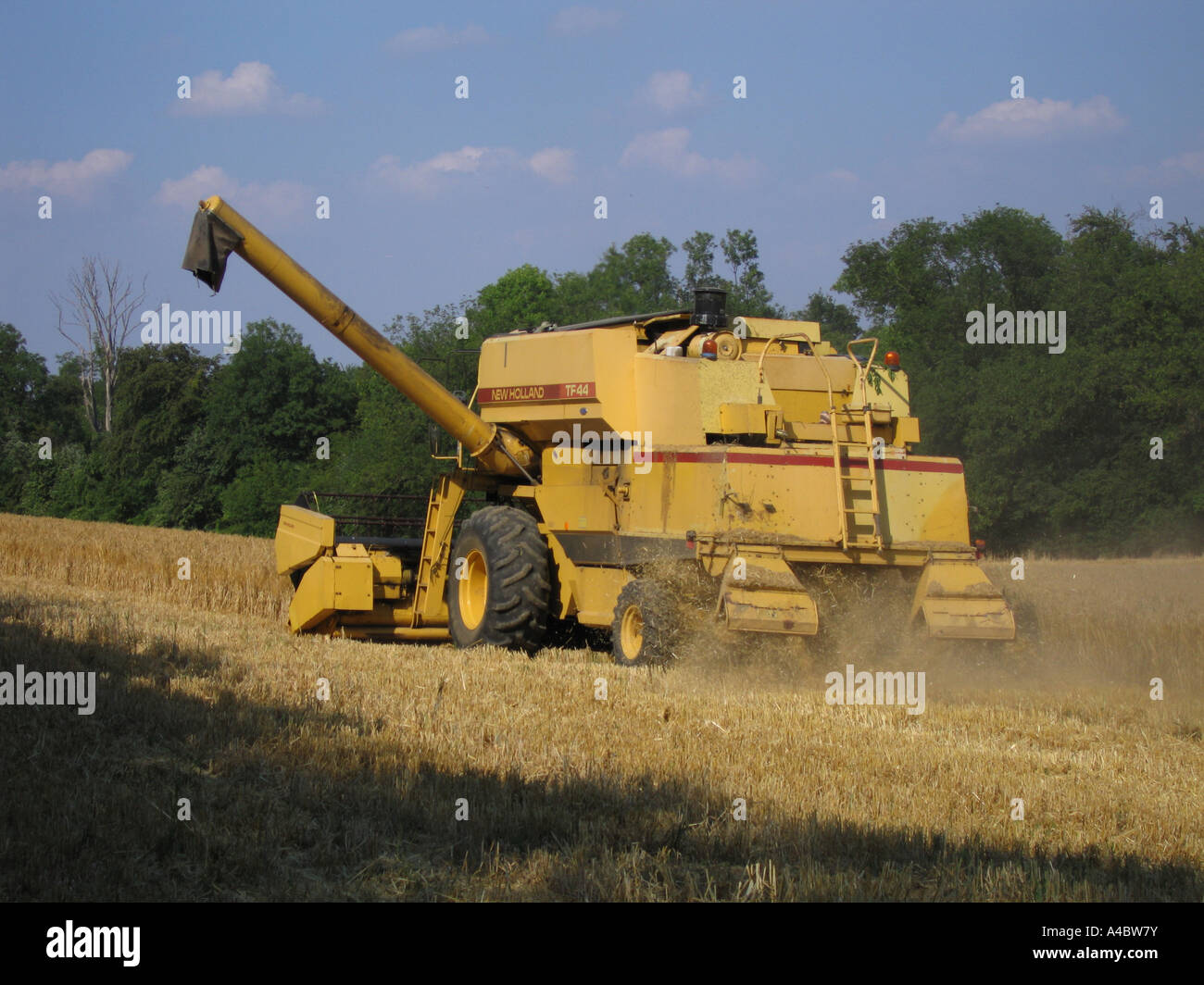 Mähdrescher im Weizenfeld Chelsfield Kent UK Stockfoto