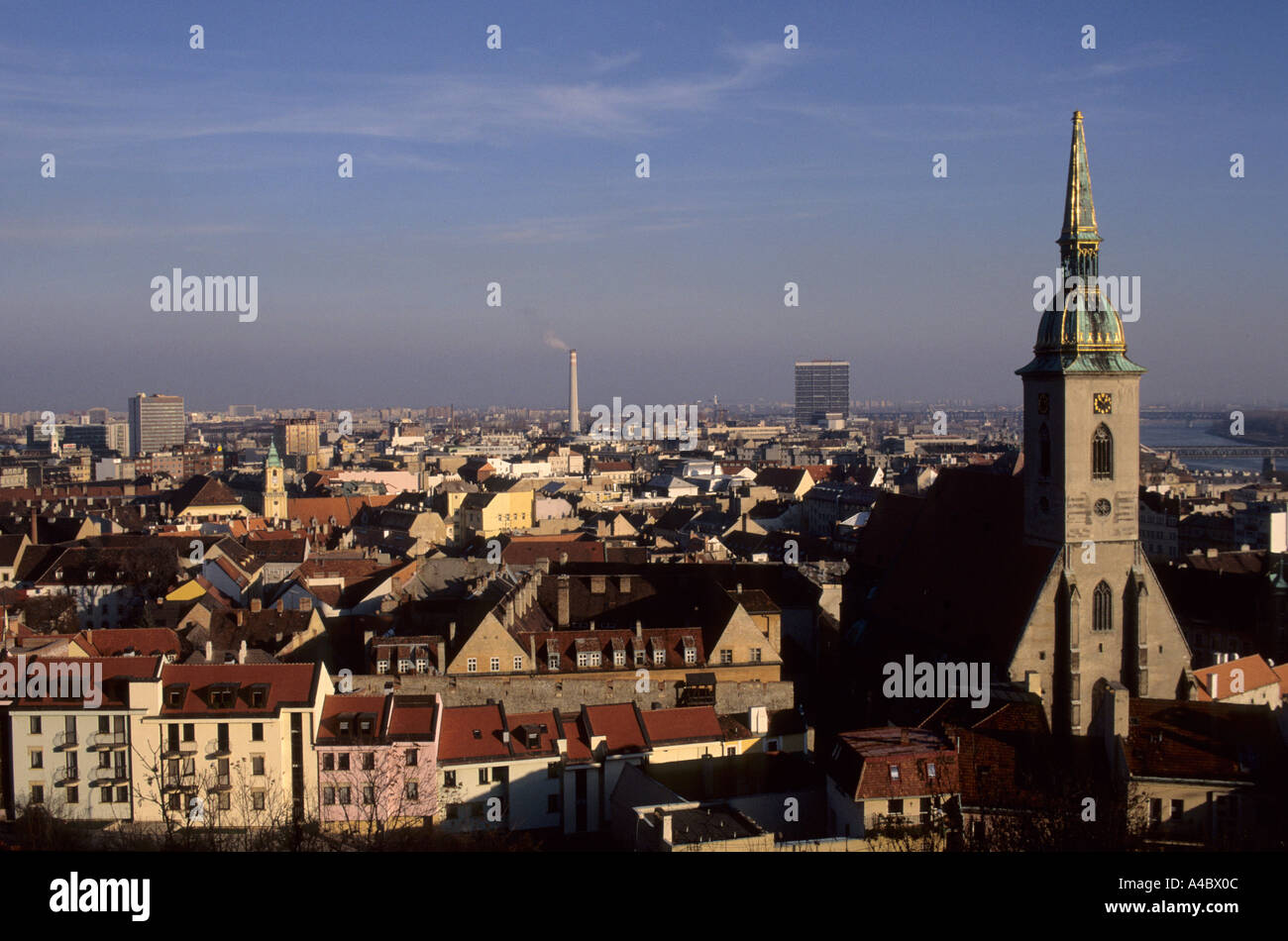 Bratislava, Slowakei. Blick über die Stadt; St Martin Krönung Dom Kirchturm; Rauchen Fabrikschornsteinen. Stockfoto