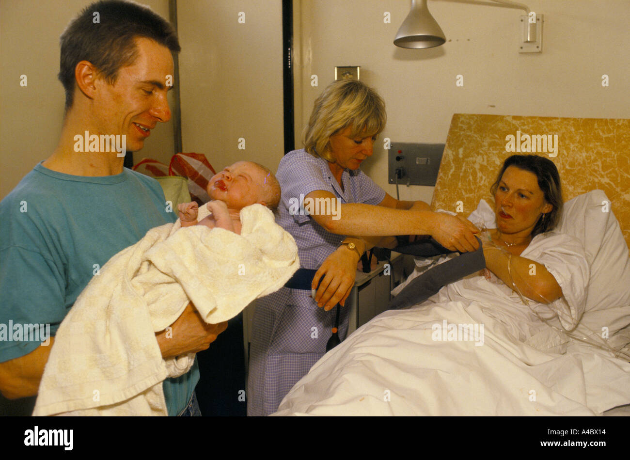 Whipps Cross Hispital London 1988 erreicht eine Mutter für ihr Baby-Momente, nachdem sie geboren hat Stockfoto