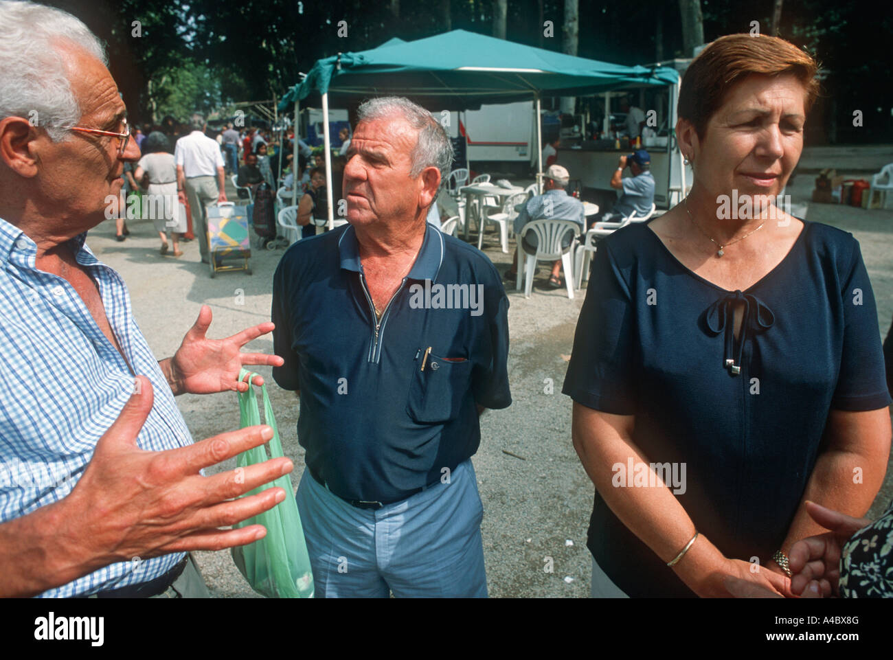 Zwei spanische Männer sprechen auf einem Markt in Gerona, Spanien Stockfoto