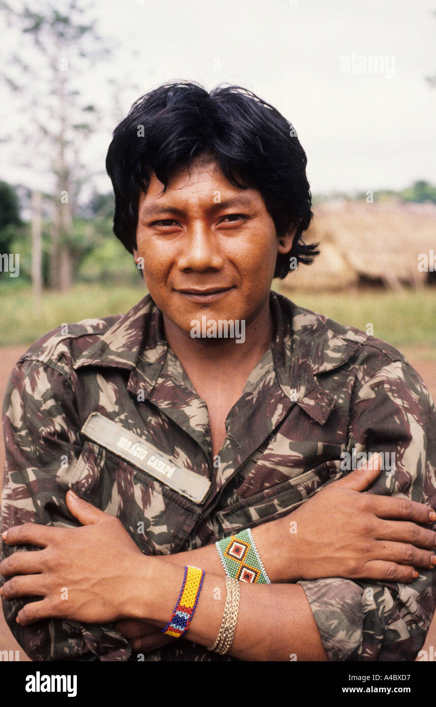 A-Ukre, Brasilien. Kayapo-Indianer seinem brasilianischen Armee Kampfanzug mit bunten Perlen Armbänder tragen. Horacio Cayapo. Stockfoto