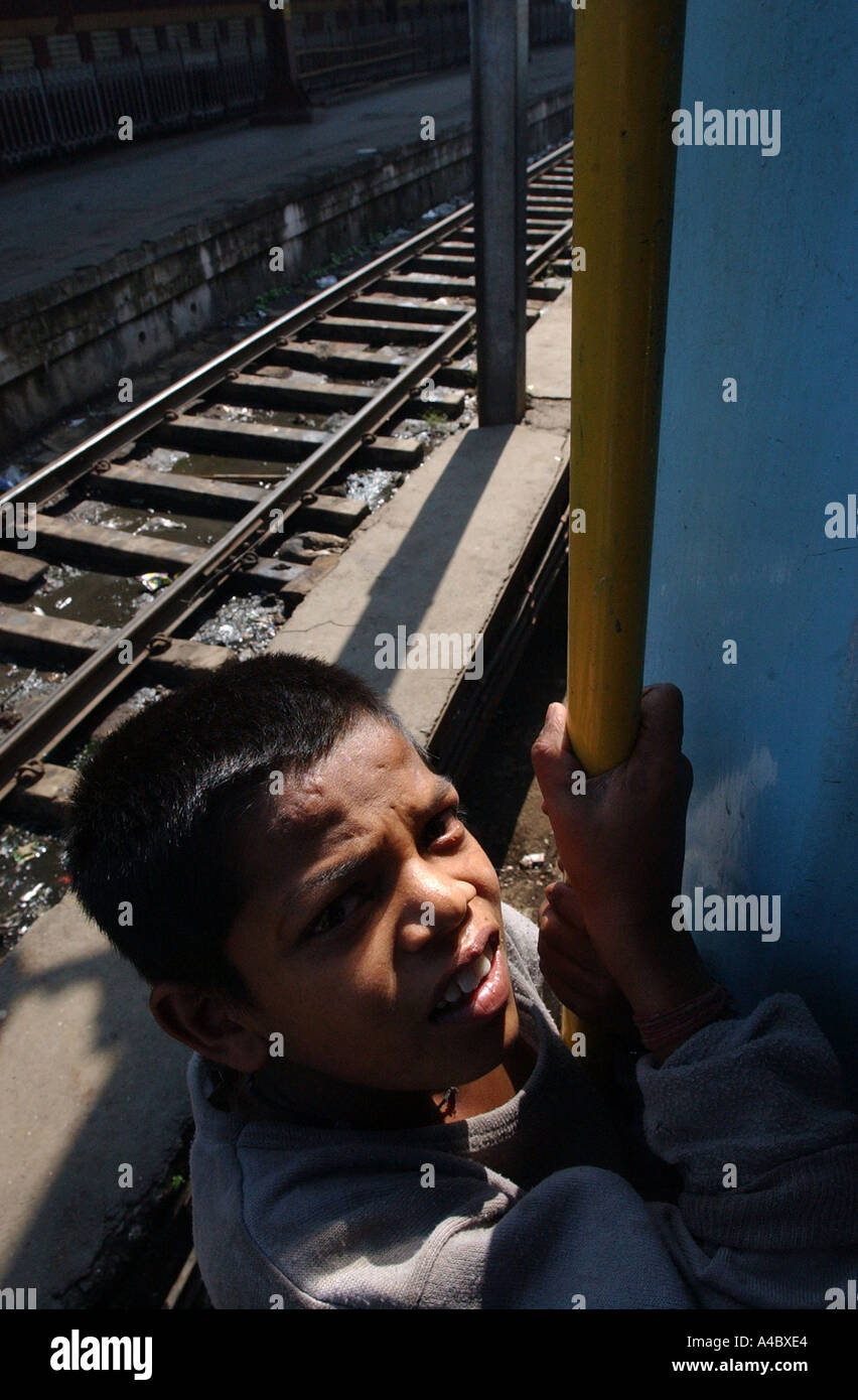 Obdachlose Straßenkinder, die auf dem Bombay Central Station Mumbai India leben und arbeiten Stockfoto