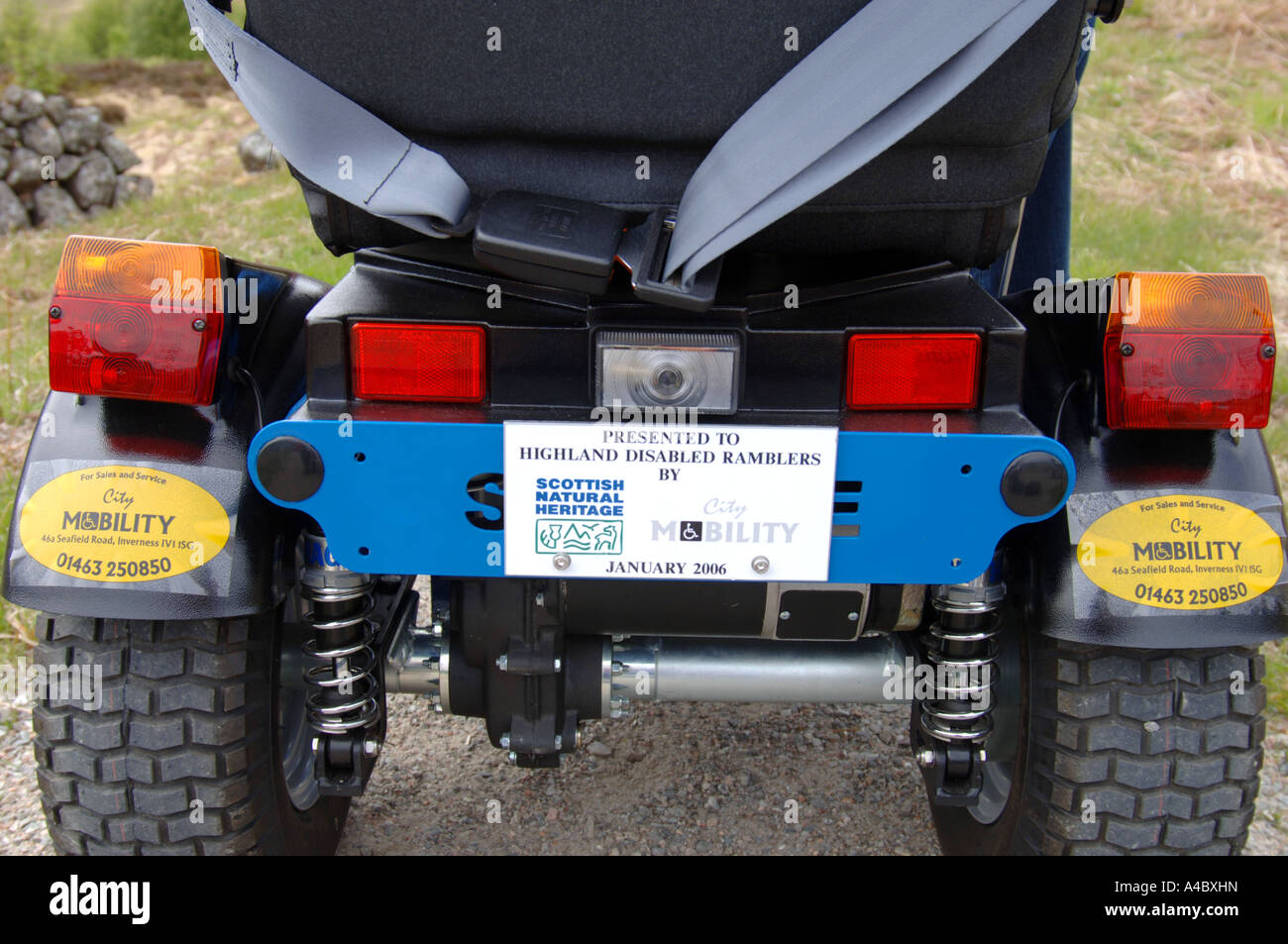 Motability Benutzer auf der neu eröffneten alle Fähigkeiten trail auf Creag Meagaigh National Nature Reserve, Schottland. XPL 4626-435 Stockfoto