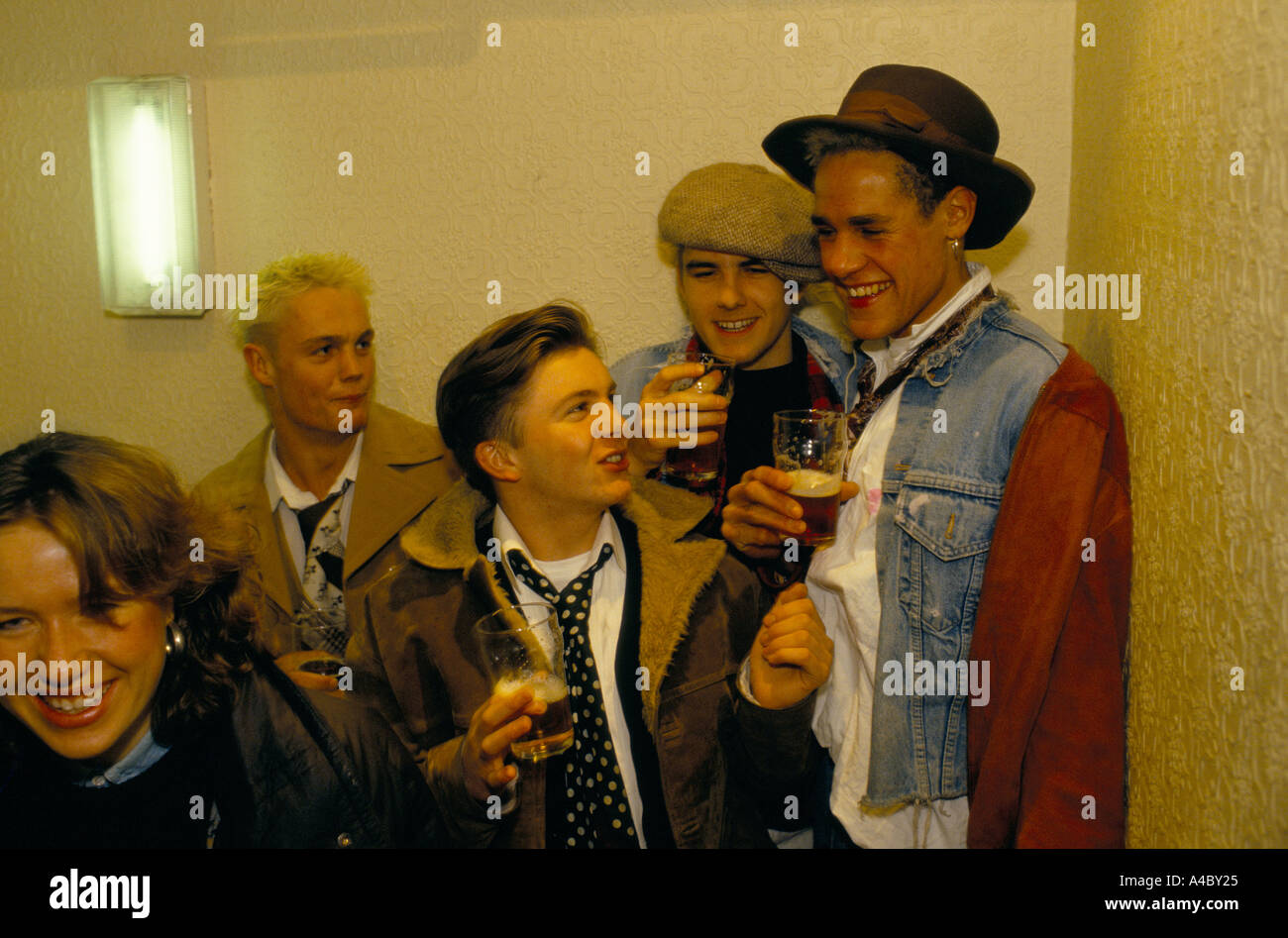 JUNGE MÄNNER TRINKEN, 1988 Stockfoto