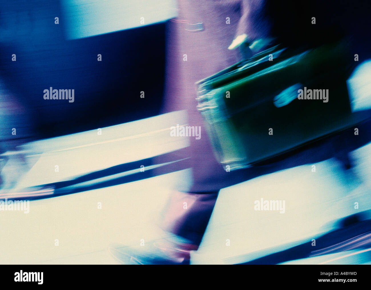 Geschäftsmann mit Aktentasche, der an einem Wochentag zur Arbeit eilt oder einen Zug erwischen muss. Gehwege des Pendlers verschwommen Stockfoto