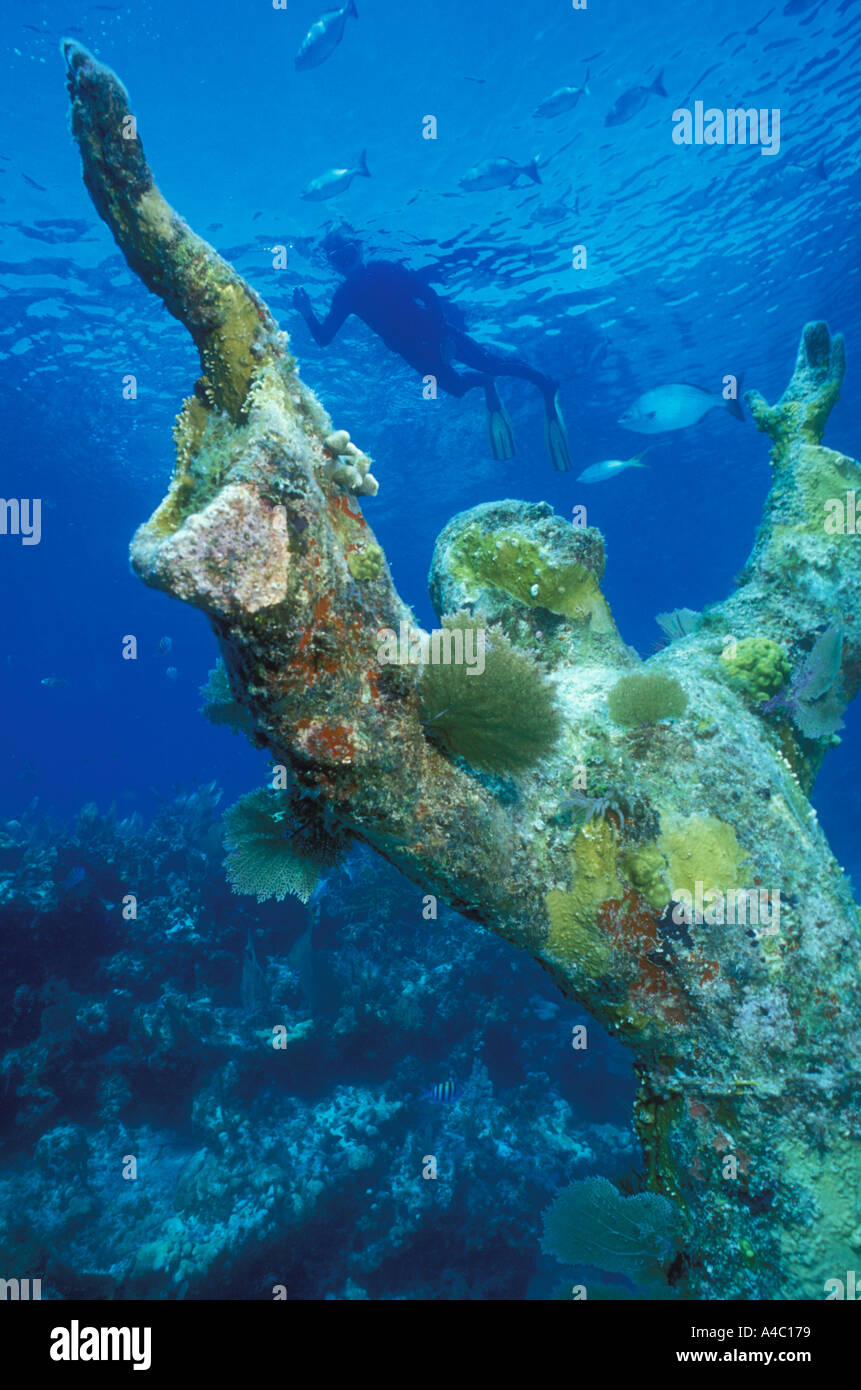 SCHNORCHLER UND STATUE VON CHRISTUS DES ABGRUNDS KEY LARGO FLORIDA Stockfoto