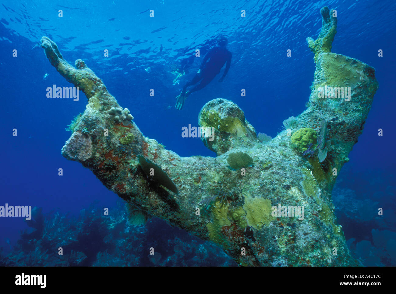 SCHNORCHLER UND STATUE VON CHRISTUS DES ABGRUNDS KEY LARGO FLORIDA Stockfoto