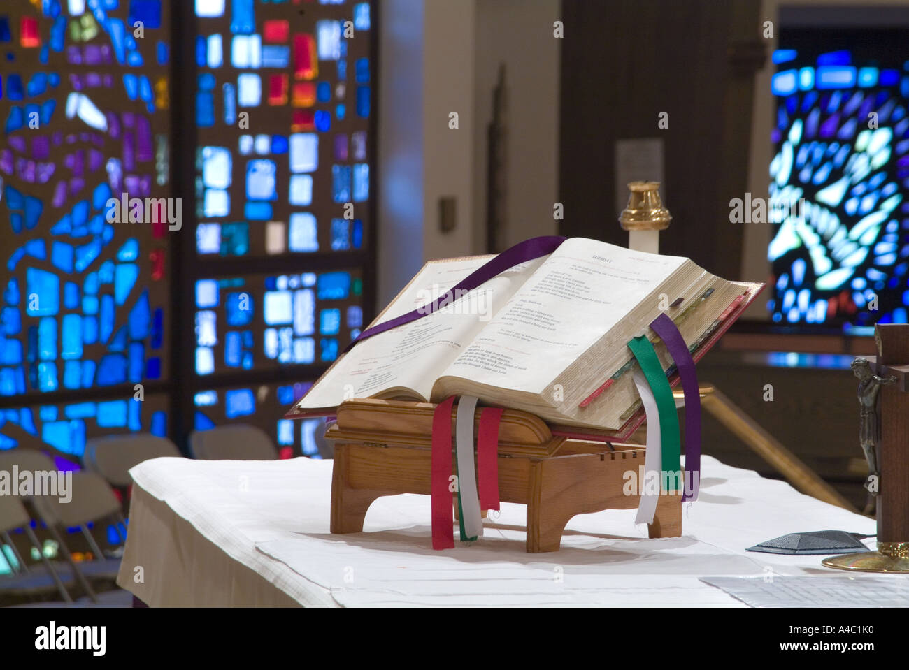 Bibel auf Altar In römisch-katholischen Kirche Stockfotografie - Alamy