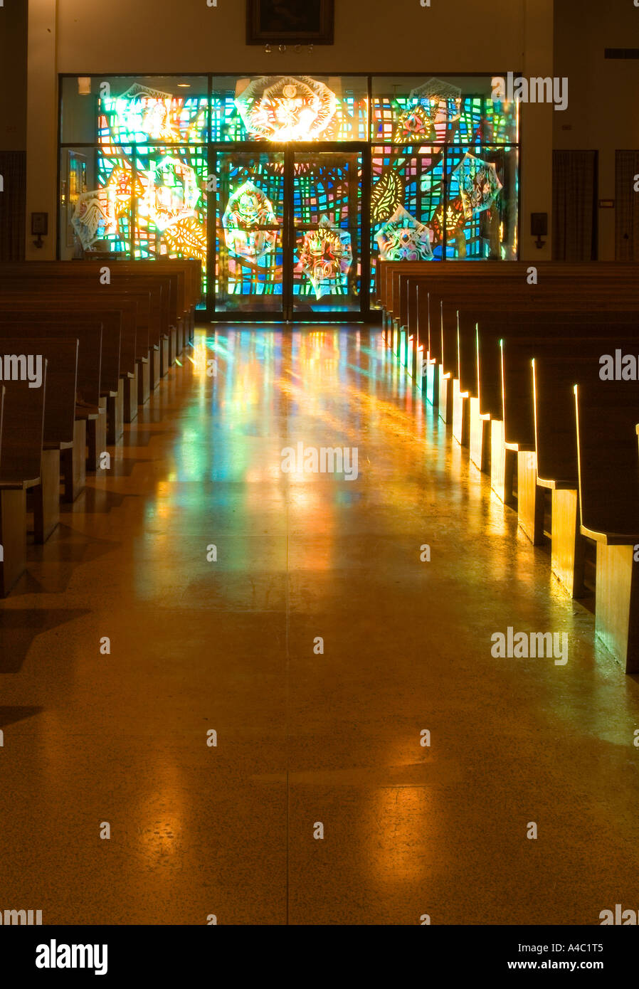 Sonne, durch Fleck Glas, Fenster und Türen innen Kirche, römisch-katholische Kirche USA Stockfoto