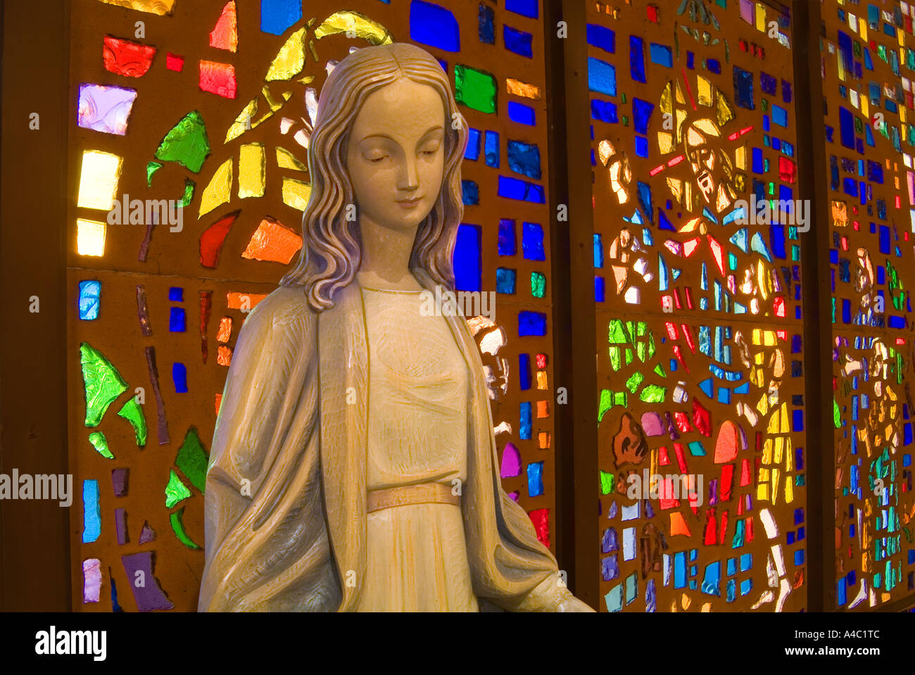 Stautue der Mutter Mary Roman Catholic Church Stockfoto