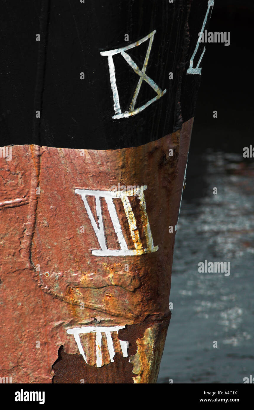 Römische Ziffern auf Schiffsbug Stockfoto